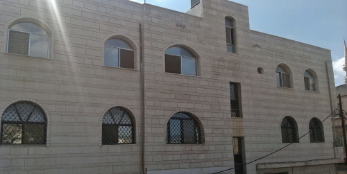 يوجد بيت للبيع مكون من طابقين بوسط  في الأردن