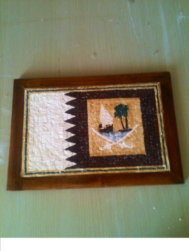 من الفسيفساء علم قطر وبداخله شعار ا في قطر